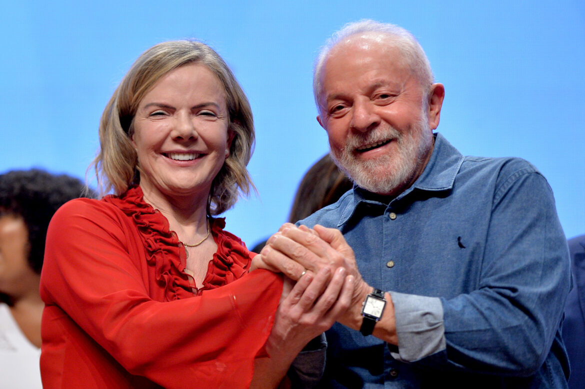 Gleisi Hoffmann e Lula em resposta às declarações de Trump sobre investigações contra Bolsonaro