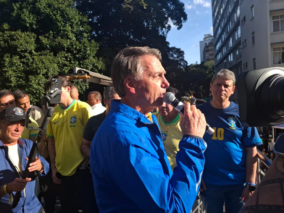 Jair Bolsonaro discursa em evento político antes de anunciar pausa por questões de saúde