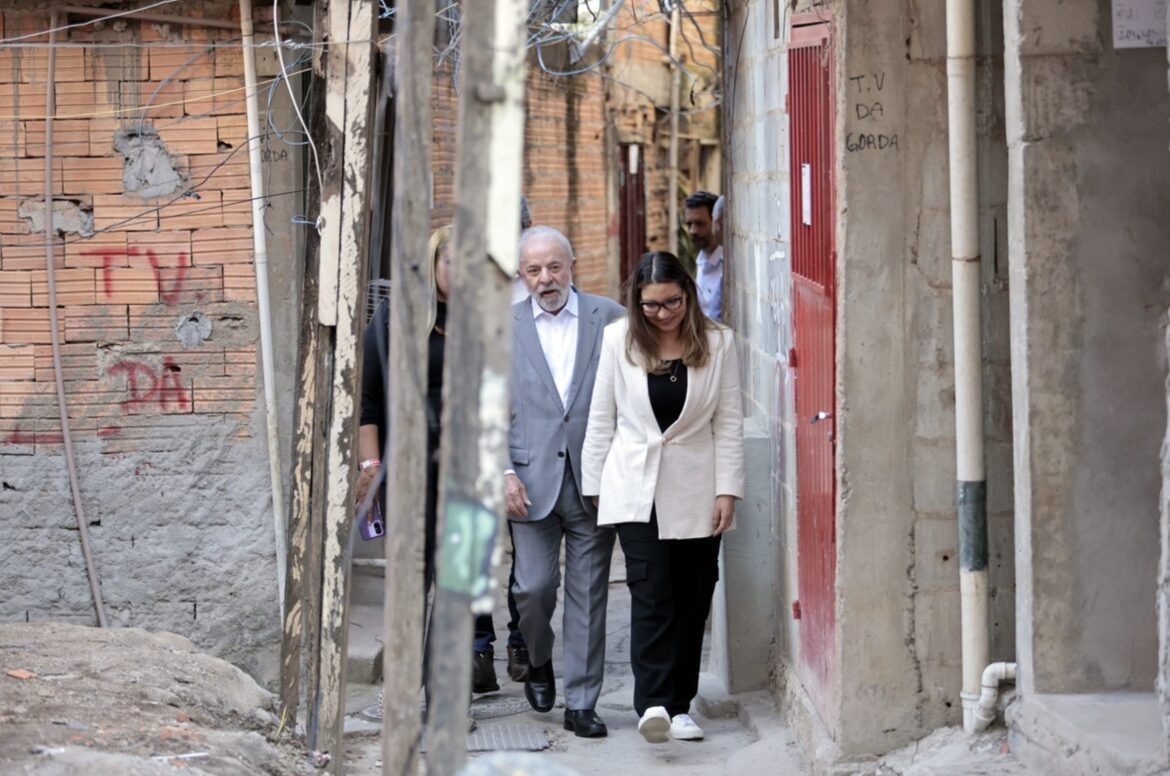 Presidente Lula em visita à Favela do Moinho, gerando polêmica por suposta ligação com o PCC
