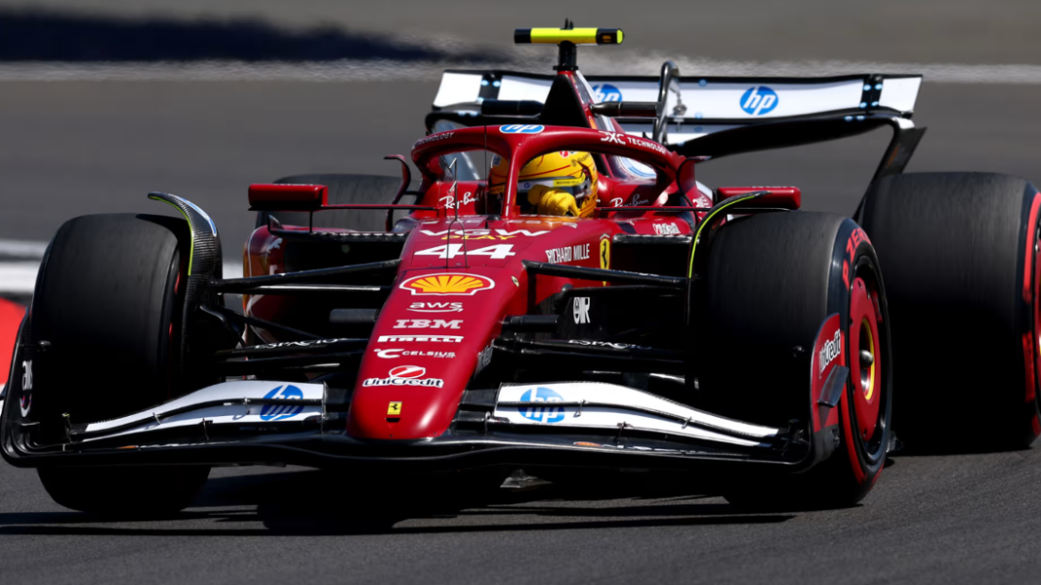 Lewis Hamilton pilotando carro da Ferrari em circuito de Silverstone