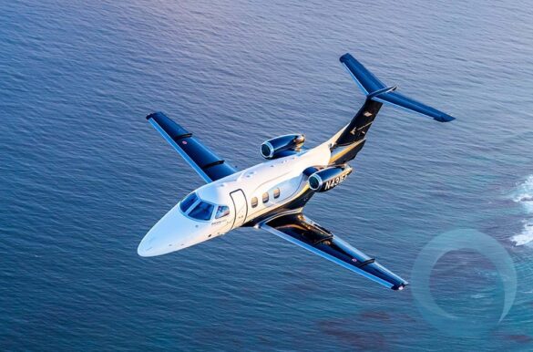 Jato executivo Phenom 100EX da Embraer em voo
