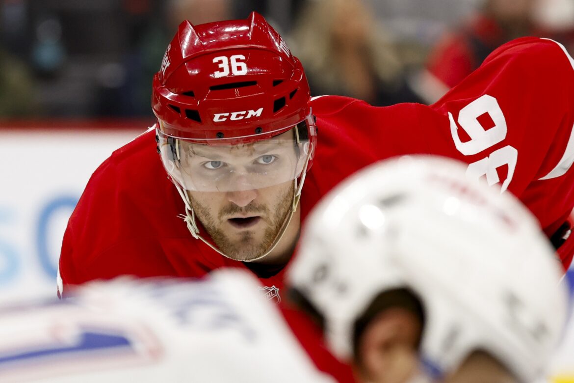 Christian Fischer em ação pelo Detroit Red Wings contra o Montreal Canadiens em 2025