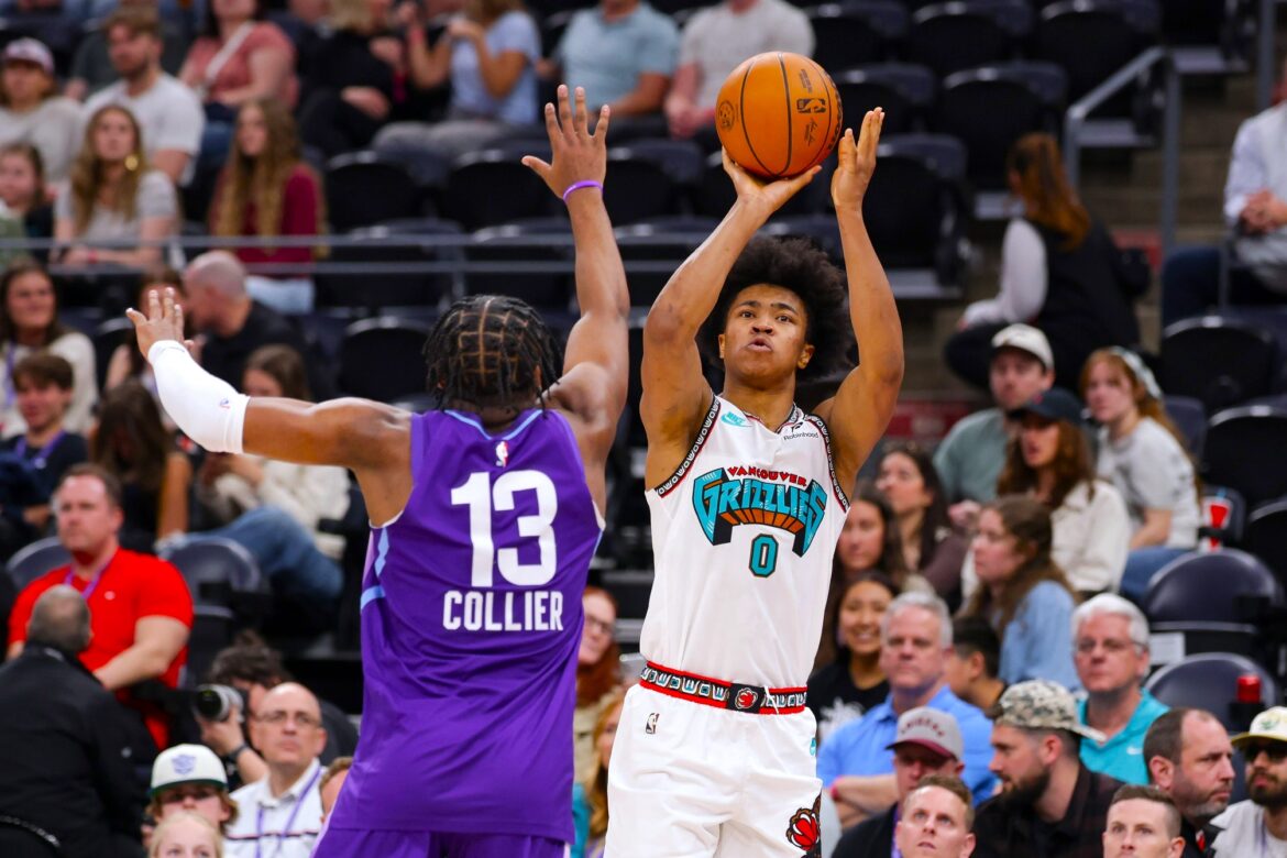 Jaylen Wells, jogador do Memphis Grizzlies, arremessa contra Isaiah Collier, do Utah Jazz, durante partida da NBA Summer League em Salt Lake City.