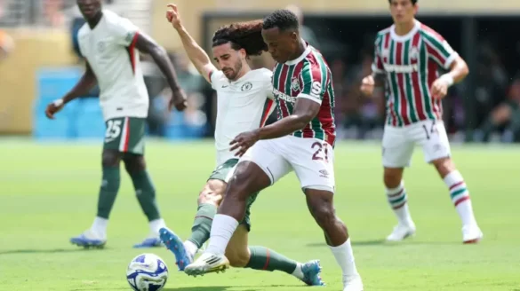 Cucurella do chelsea e arias do fluminense em ação durante jogo