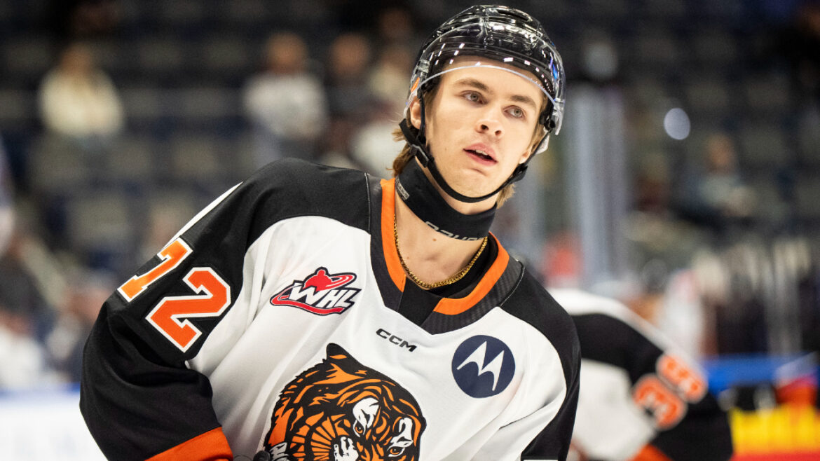 Gavin McKenna, jovem jogador de hóquei no gelo, em ação durante partida