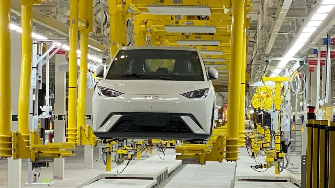 Área de produção da fábrica da BYD no Brasil com operários em atividade