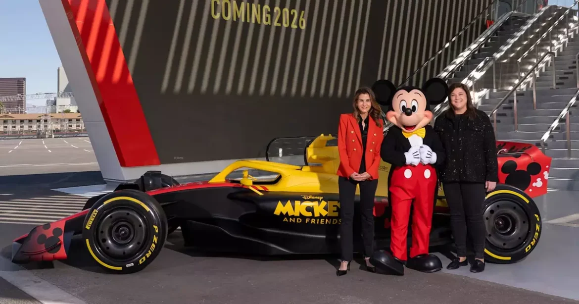 Carro da Fórmula 1 representando parcerias com Disney, McDonald’s e Lego